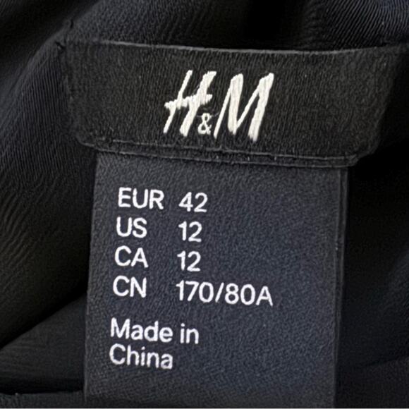 H&M black 3/4 sleeve knee length cut out back shift dress size 12
b11 - Picture 3 of 5